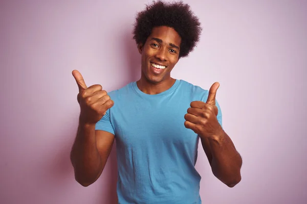 Hombre Afroamericano Con Pelo Afro Vistiendo Camiseta Azul Pie Sobre —  Fotos de Stock