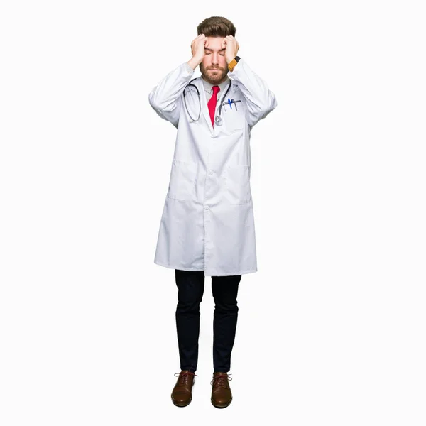 Młody Przystojny Lekarz Człowiek Sobie Płaszcz Medycznych Cierpiących Ból Głowy — Zdjęcie stockowe