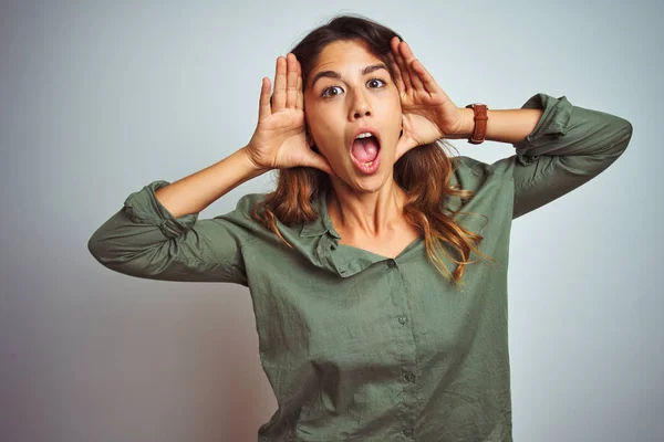 Joven Hermosa Mujer Vistiendo Camisa Verde Pie Sobre Fondo Gris —  Fotos de Stock