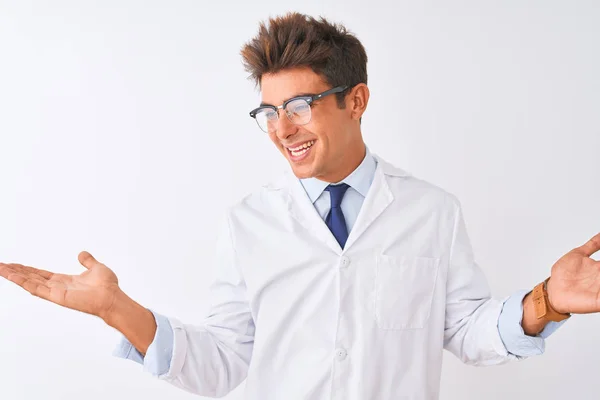 Młody Przystojny Sciencist Człowiek Nosi Okulary Płaszcz Białym Tle Uśmiechnięty — Zdjęcie stockowe