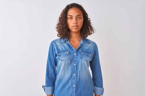 Ung Brasiliansk Kvinna Klädd Denim Skjorta Stående Över Isolerad Vit — Stockfoto