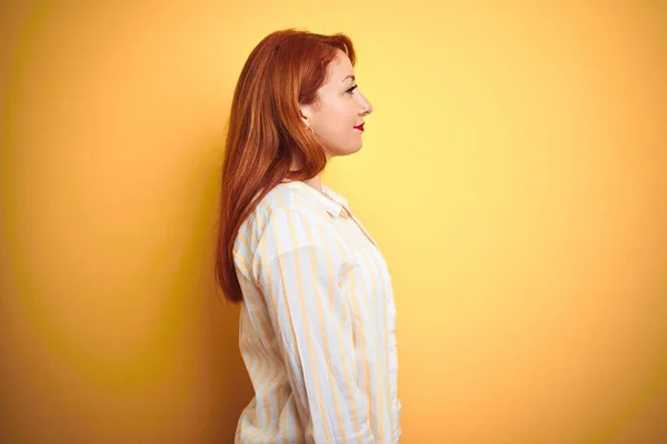 Mooie Redhead Vrouw Dragen Gestreepte Shirt Staande Geïsoleerde Gele Achtergrond — Stockfoto