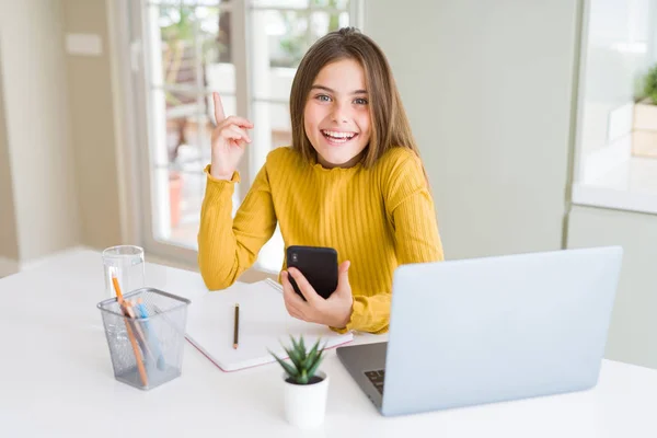 Hermosa Niña Usando Teléfono Inteligente Computadora Portátil Muy Feliz Apuntando —  Fotos de Stock