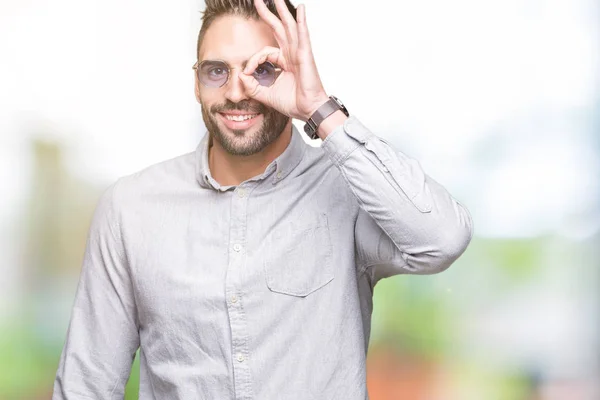 Ung Vacker Man Bär Solglasögon Över Isolerade Bakgrund Gör Gest — Stockfoto