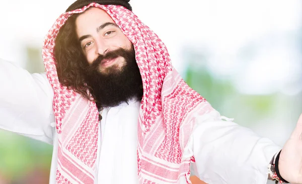 Pebisnis Arab Dengan Rambut Panjang Mengenakan Syal Tradisional Keffiyeh Melihat — Stok Foto