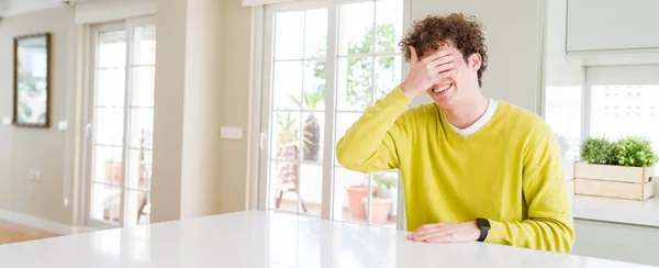 Amplio Ángulo Tiro Joven Guapo Casa Sonriendo Riendo Con Mano — Foto de Stock