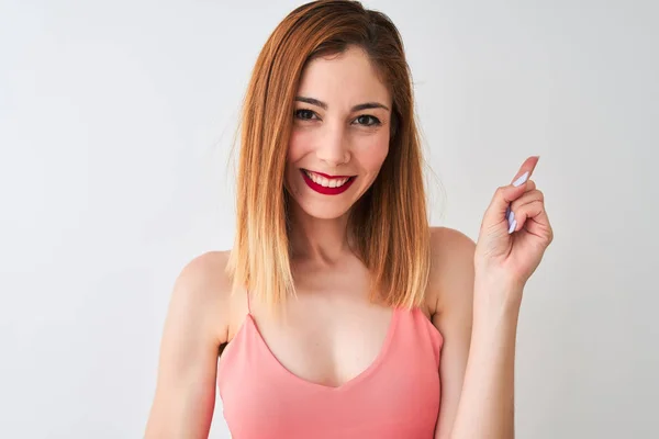 Hermosa Mujer Pelirroja Vistiendo Casual Camiseta Rosa Pie Sobre Fondo —  Fotos de Stock