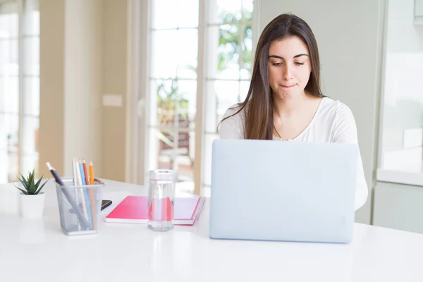 Jonge mooie vrouw geconcentreerd werken met behulp van computer laptop — Stockfoto