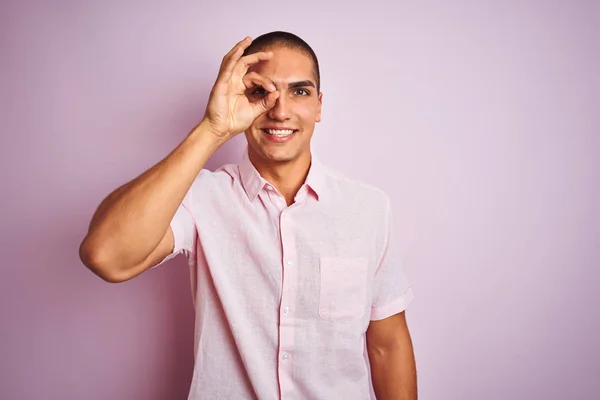 Joven Hombre Guapo Con Camisa Elegante Sobre Fondo Rosa Aislado —  Fotos de Stock