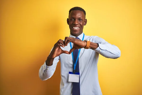 Hombre Negocios Afroamericano Con Tarjeta Identificación Sobre Fondo Amarillo Aislado —  Fotos de Stock