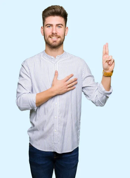 Genç Yakışıklı Swearing Göğüs Parmaklar Ile Bir Sadakat Sözü Yemin — Stok fotoğraf