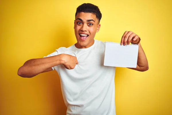 Joven Brasileño Mostrando Pancarta Papel Pie Sobre Fondo Amarillo Aislado —  Fotos de Stock