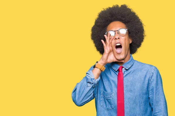 Fiatal Afro Amerikai Üzletember Afro Haja Szemüveg Piros Nyakkendő Kiabálás — Stock Fotó