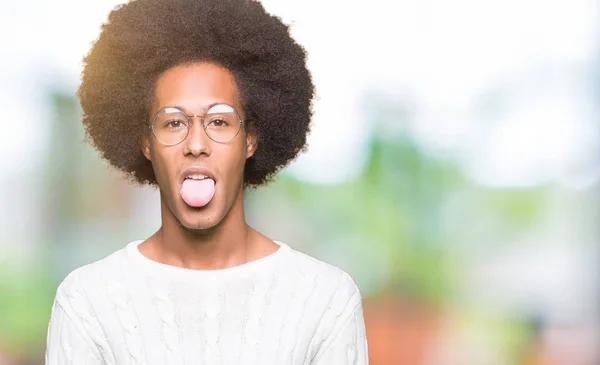 年轻的非洲裔美国人戴着戴着眼镜的非洲头发伸出舌头出来愉快的搞笑表情 情感概念 — 图库照片