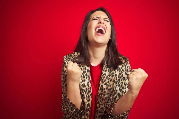 Junge Schöne Brünette Frau Trägt Eine Leopardenjacke Über Rotem Isoliertem — Stockfoto