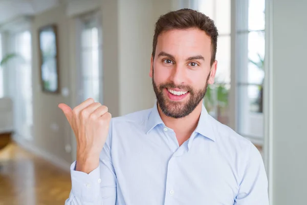 Bonito Homem Negócios Sorrindo Com Cara Feliz Olhando Apontando Para — Fotografia de Stock