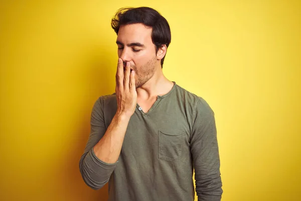 Junger Gutaussehender Mann Lässigem Shirt Der Vor Isoliertem Gelbem Hintergrund — Stockfoto