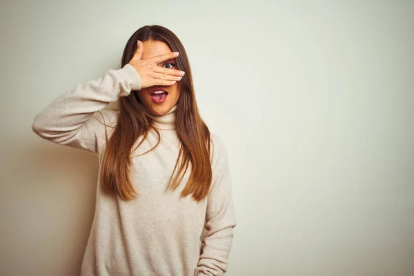 터틀넥 스웨터를 아름다운 여성은 당황한 표정으로 손가락을 손으로 얼굴과 충격으로 — 스톡 사진