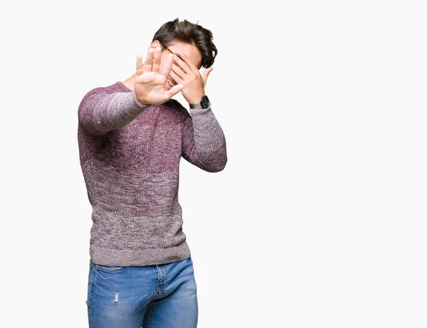 Joven Hombre Guapo Con Gafas Sobre Fondo Aislado Cubriendo Los — Foto de Stock