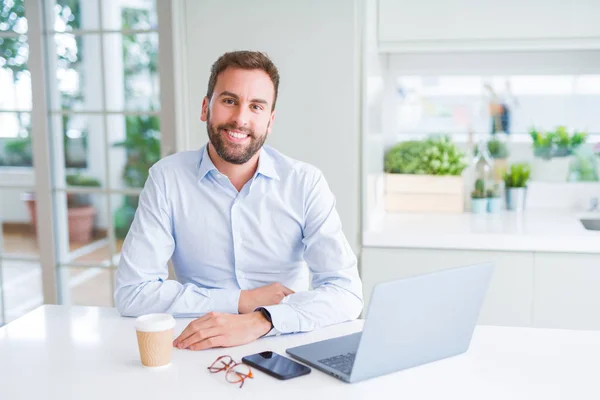 Hombre Negocios Guapo Trabajando Con Computadora Portátil Sonriendo —  Fotos de Stock