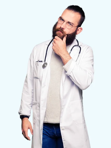Joven Doctor Rubio Con Barba Usando Abrigo Médico Con Mano — Foto de Stock