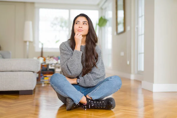 Junge Schöne Frau Die Hause Mit Der Hand Kinn Auf — Stockfoto