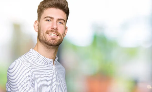 Jovem Homem Bonito Convidando Para Entrar Sorrindo Natural Com Mão — Fotografia de Stock