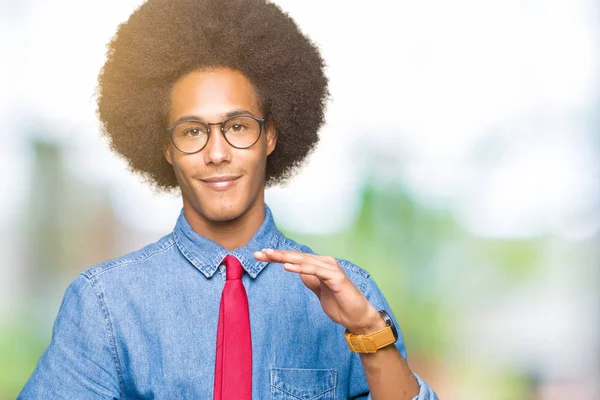 Giovane Uomo Affari Afro Americano Con Capelli Afro Indossando Occhiali — Foto Stock