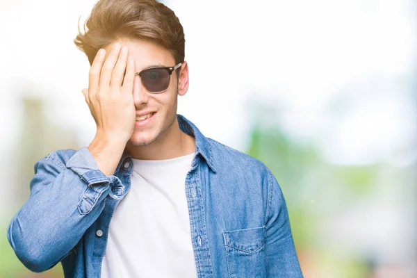 Joven Hombre Guapo Con Gafas Sol Sobre Fondo Aislado Cubriendo —  Fotos de Stock