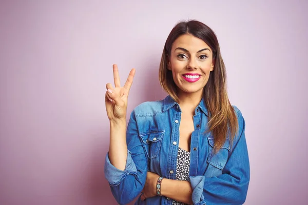 Jonge Mooie Vrouw Staande Roze Geïsoleerde Achtergrond Glimlachend Met Gelukkig — Stockfoto