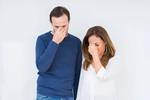 Hermosa Pareja Mediana Edad Enamorada Fondo Aislado Cansado Frotando Nariz —  Fotos de Stock