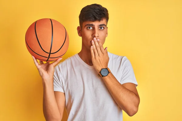 Joven Deportista Indio Sosteniendo Pelota Baloncesto Parado Sobre Aislado Fondo — Foto de Stock