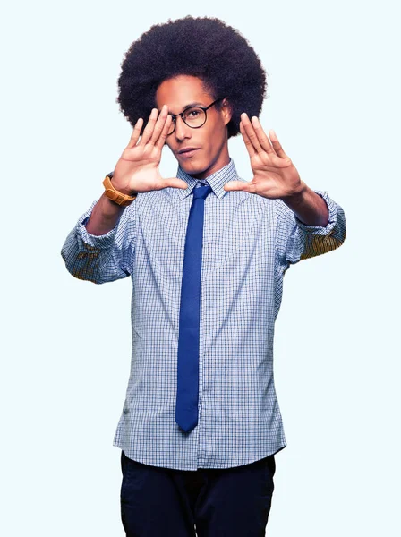Fiatal Afro Amerikai Üzletember Afro Hajú Szemüveg Mosolygó Csinál Keretet — Stock Fotó