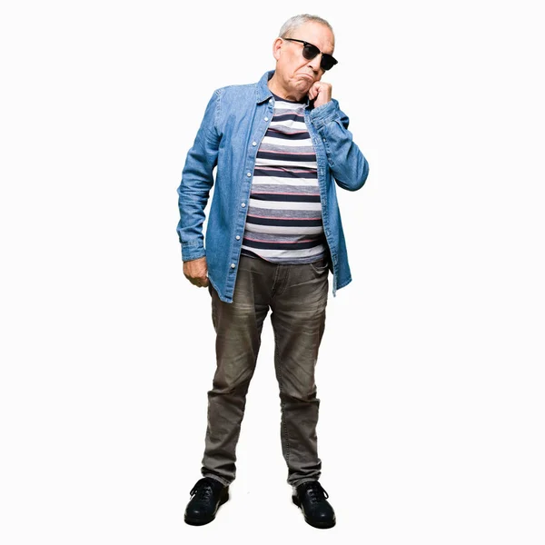 Gutaussehender Älterer Mann Mit Jeansjacke Und Sonnenbrille Die Hand Kinn — Stockfoto