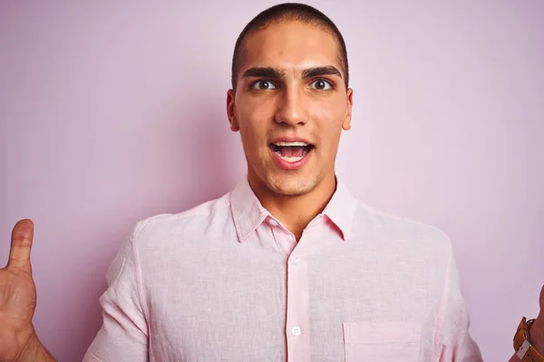 Homem Bonito Jovem Vestindo Camisa Elegante Sobre Fundo Isolado Rosa — Fotografia de Stock