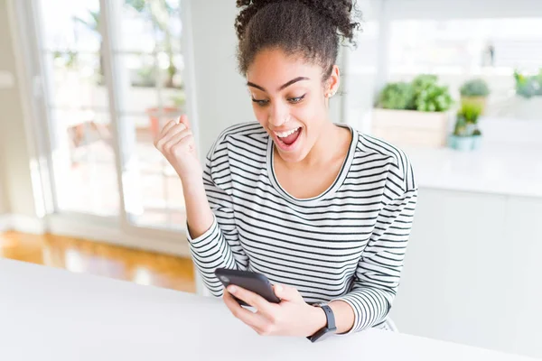 Jovem Afro Americana Usando Smartphone Mensagens Texto Uma Mensagem Gritando — Fotografia de Stock