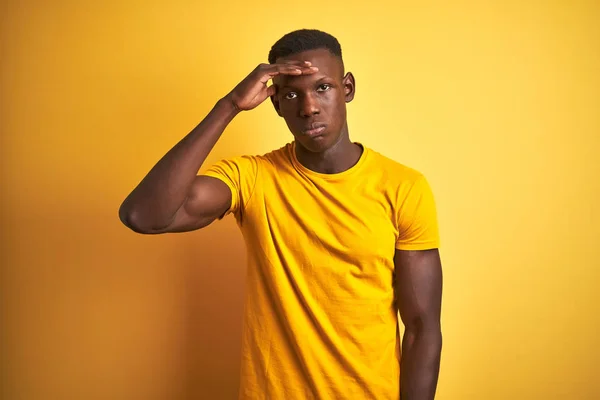 Hombre Afroamericano Joven Vistiendo Camiseta Casual Pie Sobre Fondo Amarillo — Foto de Stock