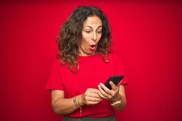 Middelbare Leeftijd Senior Vrouw Met Behulp Van Smartphone Rode Geïsoleerde — Stockfoto