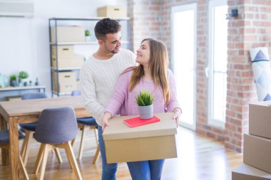 Aşık genç güzel çift yeni eve taşınıyor, cardb tutarak