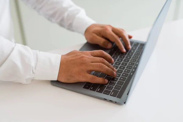 Primo Piano Dell Uomo Affari Che Lavora Con Computer Portatile — Foto Stock