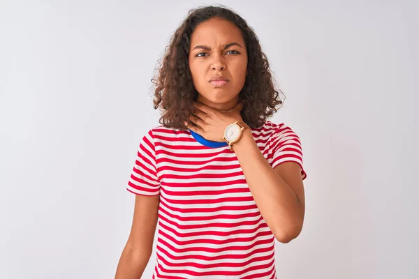 Mujer Brasileña Joven Vistiendo Camiseta Rayas Rojas Pie Sobre Fondo —  Fotos de Stock