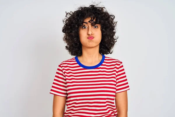 Ung Arabisk Kvinna Med Lockigt Hår Klädd Randig Shirt Över — Stockfoto