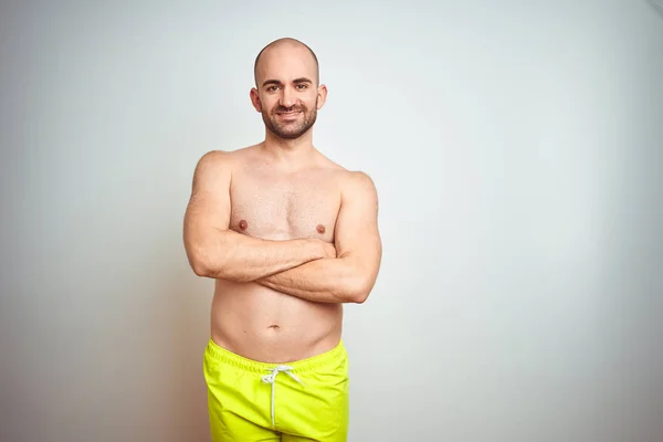 Mladý Nečistý Muž Dovolené Nosí Žluté Plavky Izolované Pozadí Šťastnou — Stock fotografie