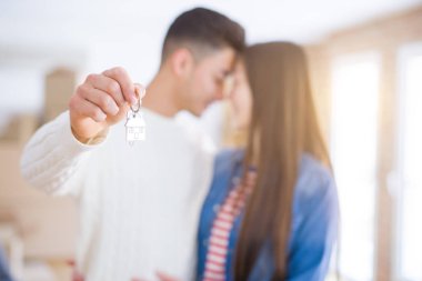 Genç Asya çift tutan Keys bu yeni ev, gülümseyen mutlu ve heyecanlı Moving için bir yeni daire