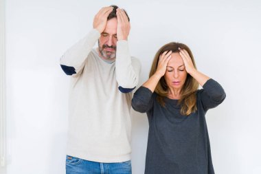 Güzel orta yaş kaç izole arka plan çünkü umutsuz ve stresli baş ağrısı acı aşk içinde ağrı ve migren. Ellerini kafasına.