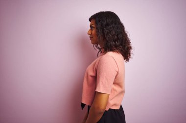 Genç güzel transseksüel transseksüel zarif kadın izole pembe arka plan üzerinde yan bakarak, kendine güvenen gülümseme ile doğal yüz ile profil poz dinlenmek.