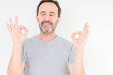 Yakışıklı komuta sizde izole arka plan üzerinde dinlenmek ve gülümseyen gözlerle parmak ile meditasyon jest yapıyor kapalı. Yoga kavramı.