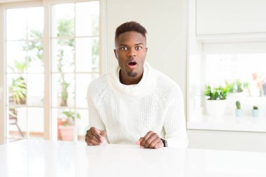 Beyaz tablo korkuyor ve sürpriz ifade, korku ve heyecanlı yüz ile şok yakışıklı Afrikalı Amerikalı adam.