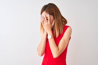 Kırmızı başlı iş kadını, ağlarken elleri ile yüzünü kaplayan üzgün ifade ile izole beyaz arka plan üzerinde duran zarif kırmızı elbise giyiyor. Depresyon kavramı.