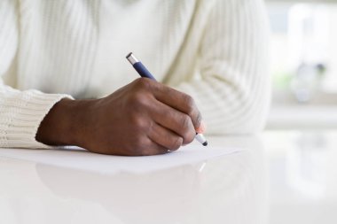 African adam bir kağıt üzerinde bir Not yazma yakın